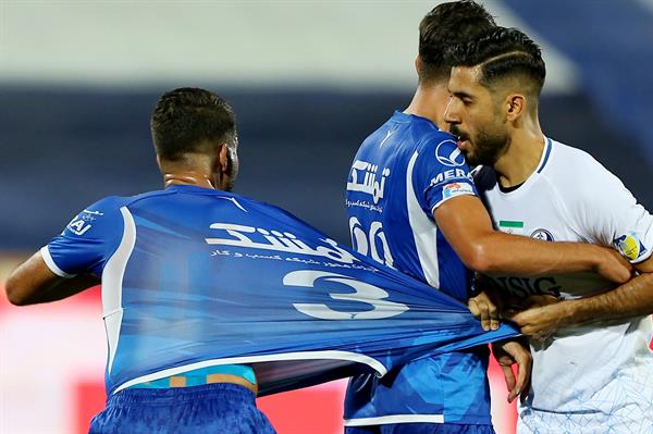 ورزشی - فوتبال - لیگ برتر ایران - فصل 1403-1402 - 06 شهریور 1402 - استقلال تهران 1 استقلال خوزستان 0 - عکاس : حسن فرهادی بختاجردی - کشیدن پیراهن محمد مرادمند