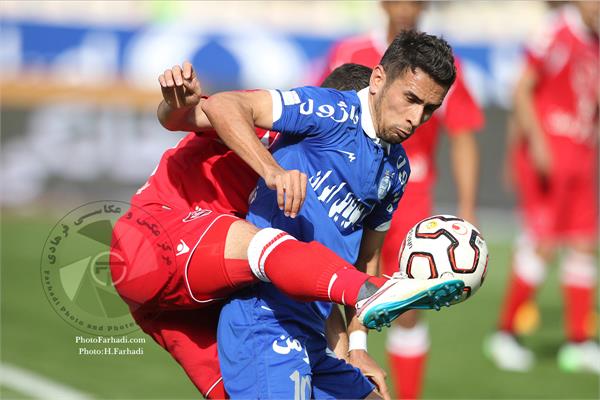 ورزشی ، فوتبال ، عکاس : حسن فرهادی بختاجردی ، لیگ برتر فوتبال ایران - دوره 14 - هفته 30 -  25 اردیبهشت 1394 - پرسپولیس 1  استقلال 0  ( دربی 80 ) -  سجاد شهباز زاده ، بابک حاتمی