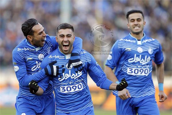 ورزشی ، فوتبال ، لیگ برتر ایران ، دوره شانزدهم ، استقلال 1 تراکتور سازی 2 ، 19 آذر 1395 ،  شادی گل کاوه رضایی ، یعقوب کریمی و  علی قربانی