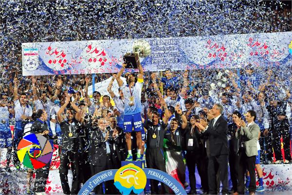 وعکاس : حسن فرهادی بختاجردی  -  ورزشی - فوتبال -  ورزشی - فوتبال - عکاس حسن فرهادی بختاجردی - جشن قهرمانی استقلال در دوازدهمین دوره لیگ برتر ایران - 20 اردیبهشت 1392 -  فرهاد مجیدی