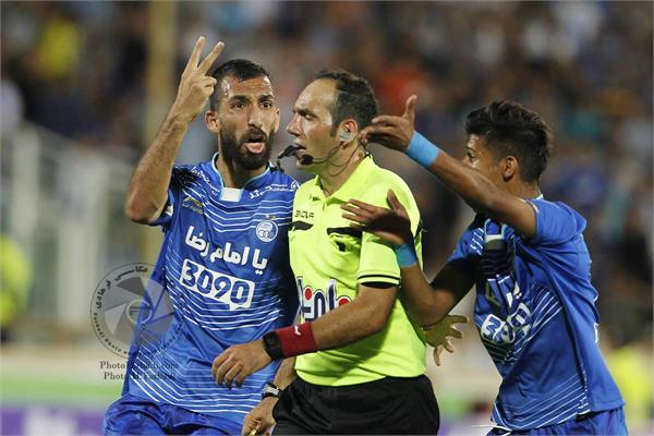 ورزشی ، فوتبال ، لیگ برتر ایران ، دوره هفدهم ، 13 مرداد 1396 ، استقلال تهران 0 استقلال خوزستان 0 ،   اعتراض به وحید کاظمی  توسط چشمی  و قائدی