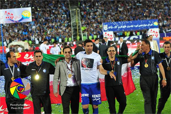 عکاس : حسن فرهادی بختاجردی  -  ورزشی - فوتبال - جشن قهرمانی استقلال در دوازدهمین دوره لیگ برتر ایران - 20 اردیبهشت 1392 - جواد نکونام ، مجیدصالح ، کریم بوستانی ، امیر مهریزی ،  بابا زاده ، عالمی ، امین نوروزی