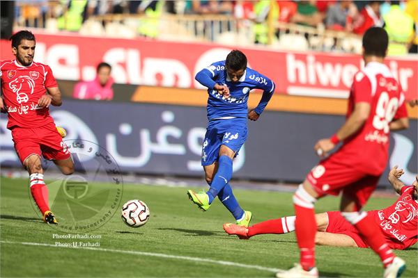 ورزشی ، فوتبال ، عکاس : حسن فرهادی بختاجردی ، لیگ برتر فوتبال ایران - دوره 14 - هفته 30 -  25 اردیبهشت 1394 - پرسپولیس 1  استقلال 0  ( دربی 80 ) - میلاد فخرالدینی