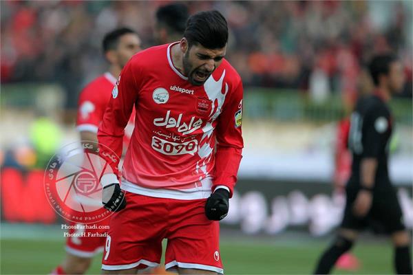 ورزشی ، فوتبال ، لیگ برتر فوتبال ایران ، دوره پانزدهم ، پرسپولیس 1 فولاد خوزستان 0 ، 23 بهمن 1394 ،   مهدی طارمی ، عکاس : حسن فرهادی بختاجردی
