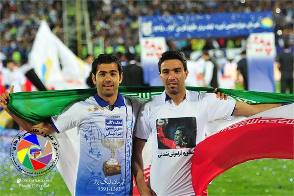 عکاس : حسن فرهادی بختاجردی  -  ورزشی - فوتبال - جشن قهرمانی استقلال در دوازدهمین دوره لیگ برتر ایران - 20 اردیبهشت 1392 -  پژمان منتظری و جواد نکونام
