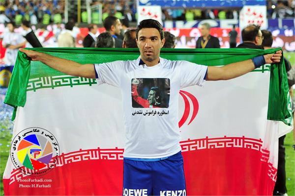 عکاس : حسن فرهادی بختاجردی  -  ورزشی - فوتبال -   جشن قهرمانی استقلال در دوازدهمین دوره لیگ برتر ایران - 20 اردیبهشت 1392 -  جواد نکونام