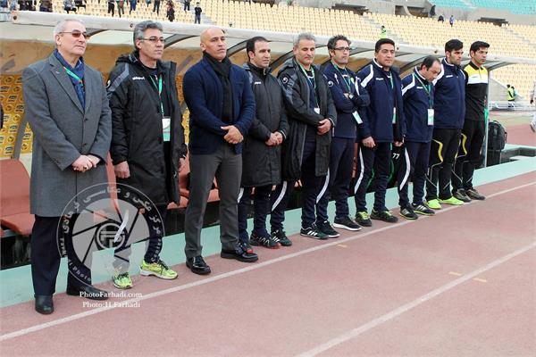 ورزشی ، فوتبال ،   لیگ برتر فوتبال ایران ، دوره پانزدهم ، 25 بهمن  1394 ، نفت تهران 1 استقلال تهران 1 ،  منصوریان و کادر فنی تیم نفت  ، عکاس : حسن فرهادی بختاجردی