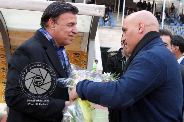 ورزشی ، فوتبال ،   لیگ برتر فوتبال ایران ، دوره پانزدهم ، 25 بهمن  1394 ، نفت تهران 1 استقلال تهران 1 ،  پرویز مظلومی و علیرضا منصوریان ، عکاس : حسن فرهادی بختاجردی
