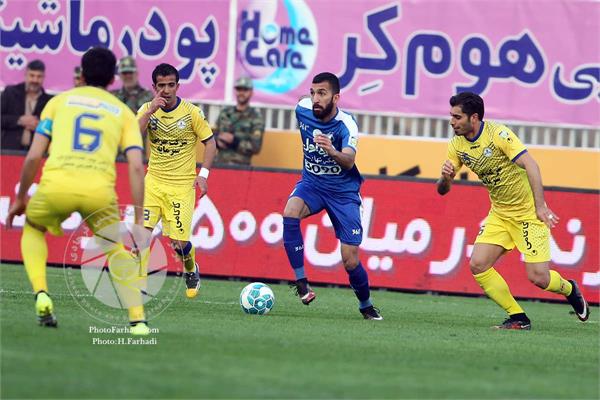 ورزشی ، فوتبال ،   لیگ برتر فوتبال ایران ، دوره پانزدهم ، 25 بهمن  1394 ، نفت تهران 1 استقلال تهران 1 ،  روزبه چشمی ، عکاس : حسن فرهادی بختاجردی