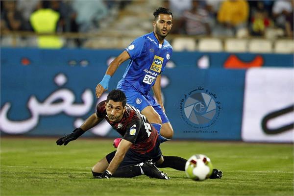 ورزشی ، فوتبال ، لیگ برتر ایران ، دوره هفدهم ، 29 شهریور 1396 ، استقلال 1 ذوب آهن 1 ،    علی قربانی و رشید مظاهری