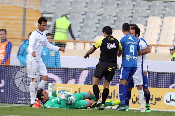 ورزشی ، فوتبال ،   لیگ برتر فوتبال ایران ، دوره پانزدهم ، 30 بهمن 1394 ، استقلال 2 گسترش فولاد  تبریز 1 ،  درگیری نصرتی با رحمتی   ، عکاس : حسن فرهادی بختاجردی