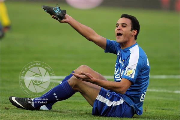 ورزشی ، فوتبال ،   لیگ برتر فوتبال ایران ، دوره پانزدهم ، 25 بهمن  1394 ، نفت تهران 1 استقلال تهران 1 ،  آرش برهانی  ، عکاس : حسن فرهادی بختاجردی