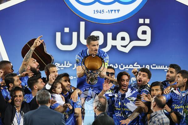 ورزشی - فوتبال - لیگ برتر ایران ُ فصل 1401-1400 - 10خرداد 1401 - استقلال 0 نفت مسجد سلیمان 0 - جشن قهرمانی استقلال بدون باخت  - عکاس : حسن فرهادی بختاجردی -     وریا غفوری با جام قهرمانی