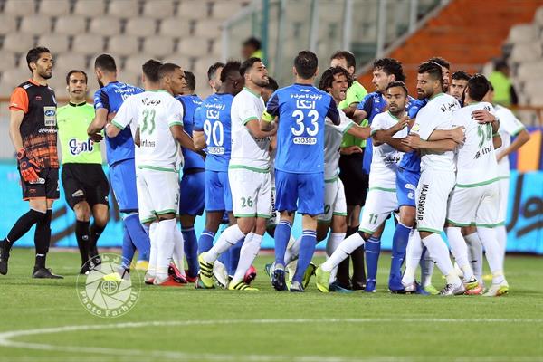 ورزشی ، فوتبال ، لیگ برتر ایران ، 28 فروردین 1398 ، استقلال 1 ماشین سازی 0 ،   درگیری بازیکنان