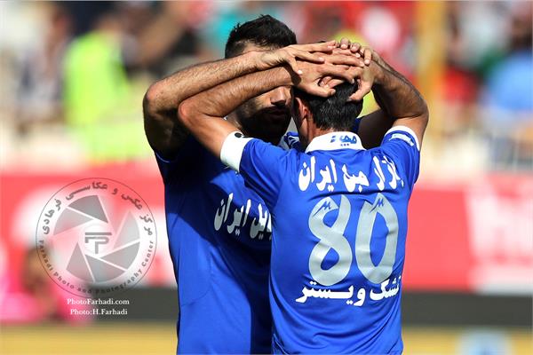 ورزشی ، فوتبال ، عکاس : حسن فرهادی بختاجردی ، لیگ برتر فوتبال ایران - دوره 14 - هفته 30 -  25 اردیبهشت 1394 - پرسپولیس 1  استقلال 0  ( دربی 80 ) -  رضا عنایتی ، حنیف عمران زاده