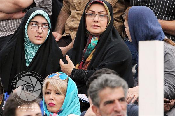ورزشی ، فوتبال ، تمرین تیم فوتبال استقلال تهران ، 27 خرداد 1395 ،  حضور خانم ها در تمرین  ، عکاس : حسن فرهادی بختاجردی
