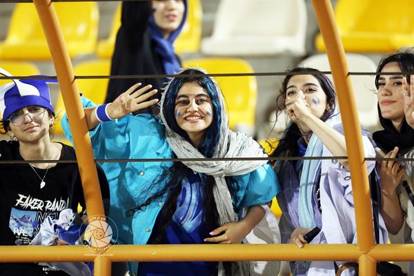 ورزشی - فوتبال - لیگ برتر ایران - فصل 1404-1403 - هفته اول - 26 مرداد 1403 - شمس آذر 1 استقلال 2 - عکاس : حسن فرهادی بختاجردی -   هواداران خانم