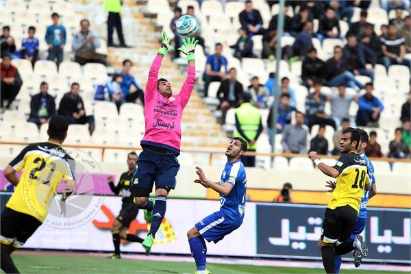 ورزشی ، فوتبال ، لیگ برتر فوتبال ایران ، دوره پانزدهم ، 14 اسفند  1394 ، راه آهن 0 استقلال 1 ،  محسن فروزان  ، عکاس : حسن فرهادی بختاجردی