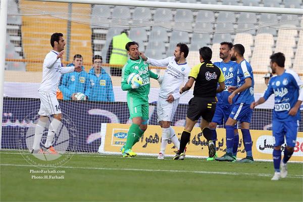 ورزشی ، فوتبال ،   لیگ برتر فوتبال ایران ، دوره پانزدهم ، 30 بهمن 1394 ، استقلال 2 گسترش فولاد  تبریز 1 ،  درگیری نصرتی با رحمتی   ، عکاس : حسن فرهادی بختاجردی